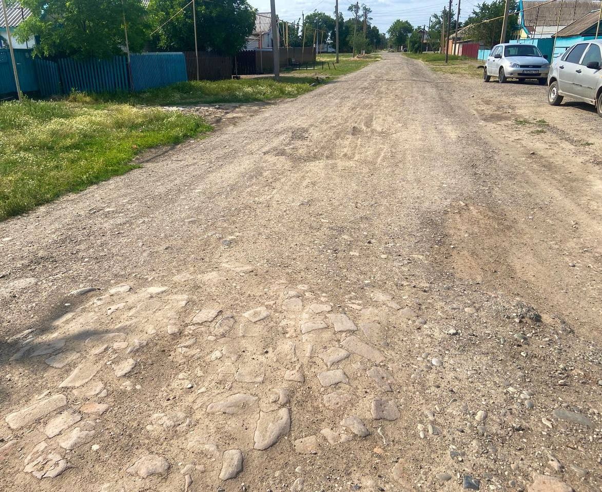В Калмыкии прокуратура Приютненского района обратилась в суд с иском о требовании к администрации местного самоуправления отремонтировать дорогу.
