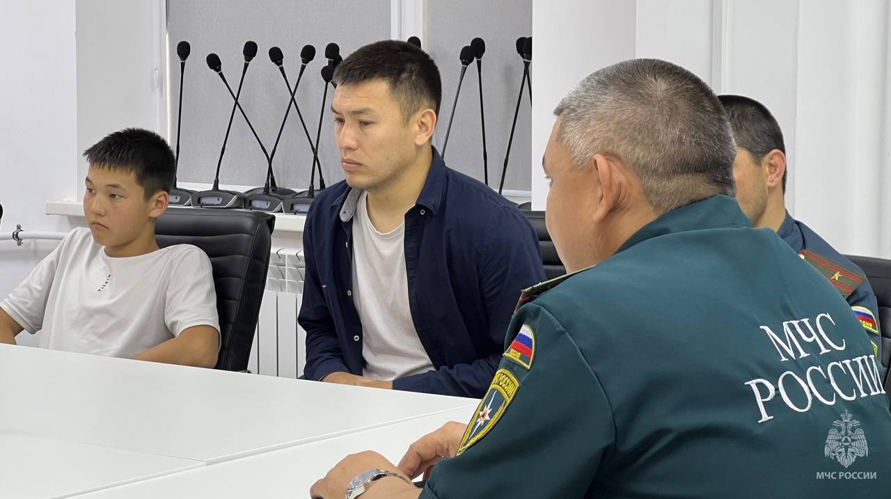 В Элисте стартовали учебно-тренировочные сборы для участников соревнований «Школа безопасности».