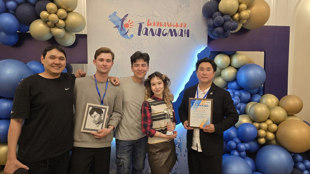 Калмыцкая постановка «Олна баатрмуд» Алексея Сарангова, посвященная подвигам калмыцких воинов, заслужила признание зрителей и жюри. Диплом лауреата и статуэтка «Хрустальная капля Байкала» скоро будут доставлены в Элисту.