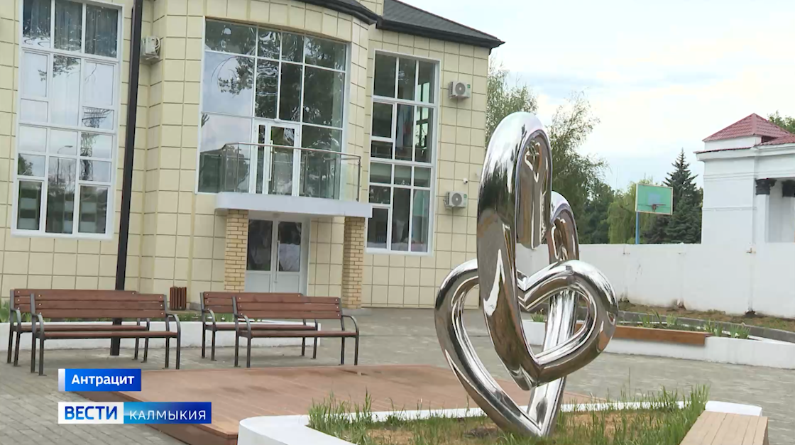 Специалисты Калмыкии провели реставрацию и ремонт Дворца торжественных событий в Антраците и оснастили его необходимой мебелью.