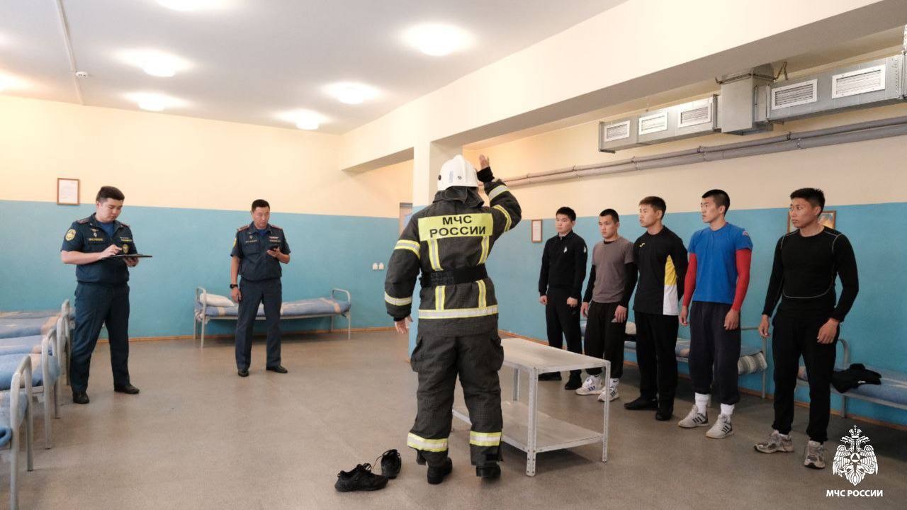 В Калмыкии в МЧС России по республике прибыли молодые офицеры.