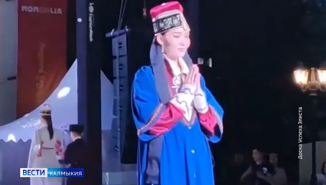 Эхо веков в шелках Улан-Батора: калмыцкий наряд Зинаиды Четыревой покорил Монголию.