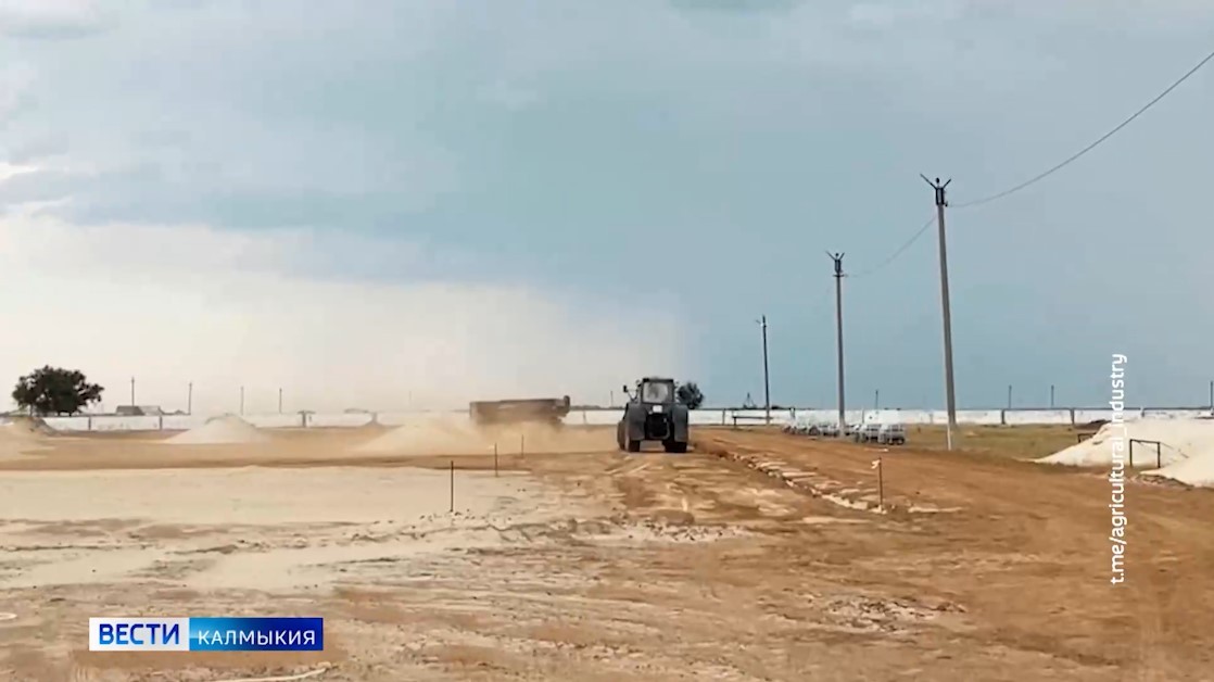 Сегодня в поселке Большой Царын продолжается строительство многофункциональной спортивно-игровой площадки и универсального спортивного зала.