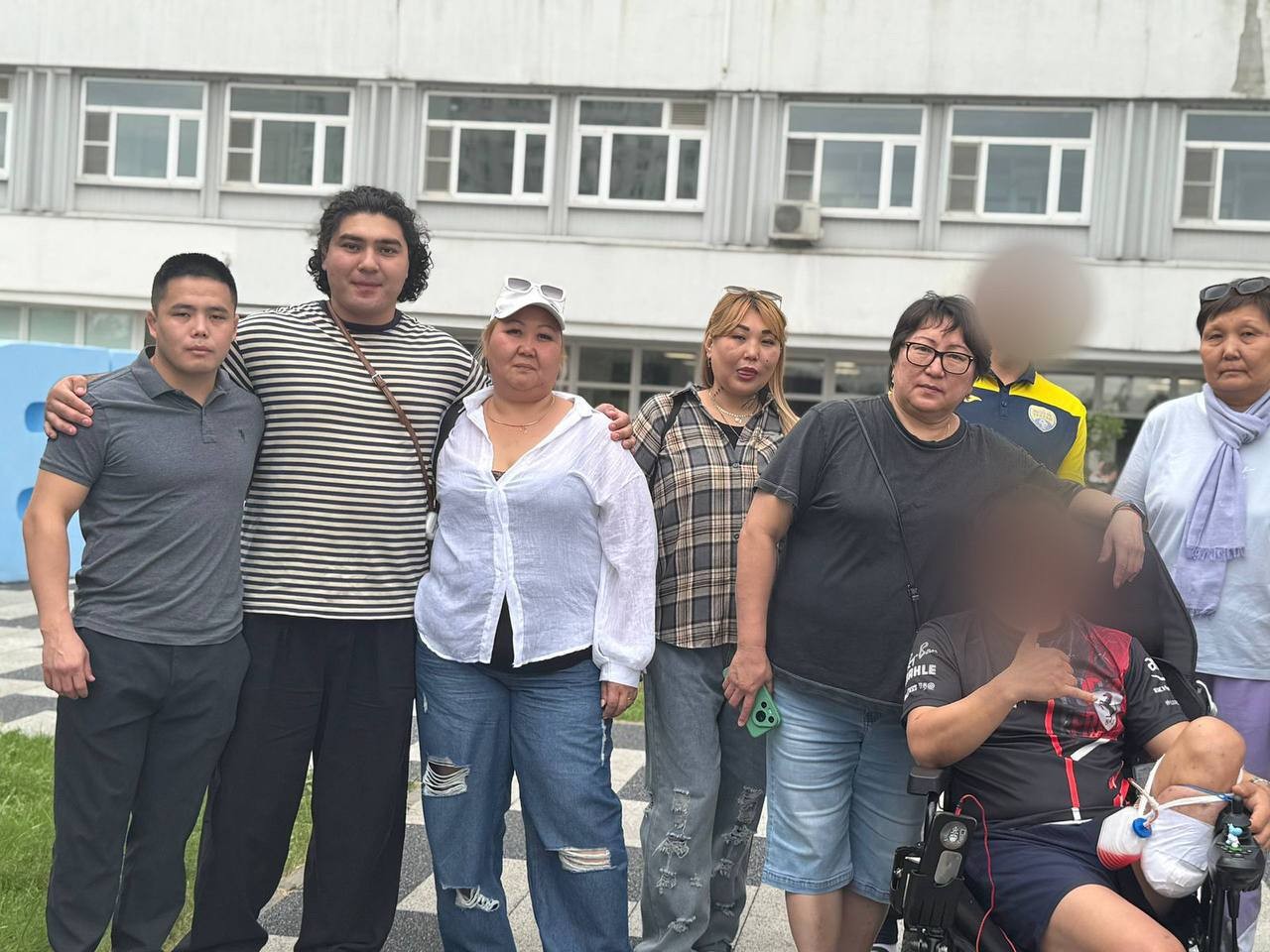 Сотрудники Постпредства Калмыкии совместно с волонтерскими группами посетили госпитали Москвы, где находятся раненые бойцы СВО из Калмыкии.