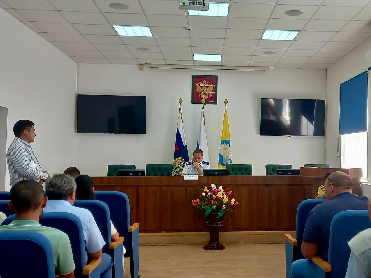 В Элисте в прокуратуре республики состоялось совещание по вопросам, связанным с благоустройством территории и ремонтом улично – дорожной сети столицы.
