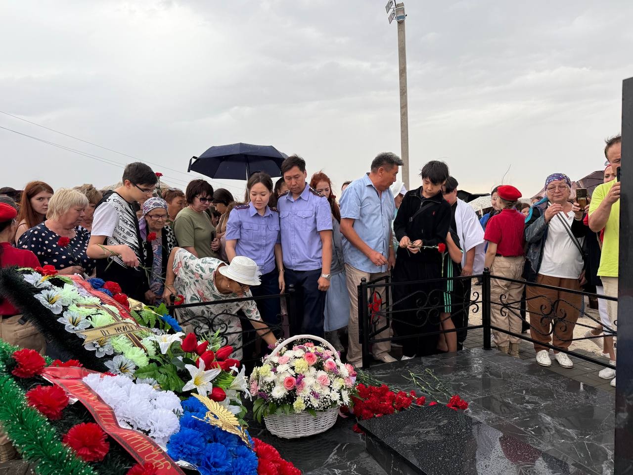 В Калмыкии офицеры следственного управления почтили память участницы Великой Отечественной войны Зайтуны Альбаевой.
