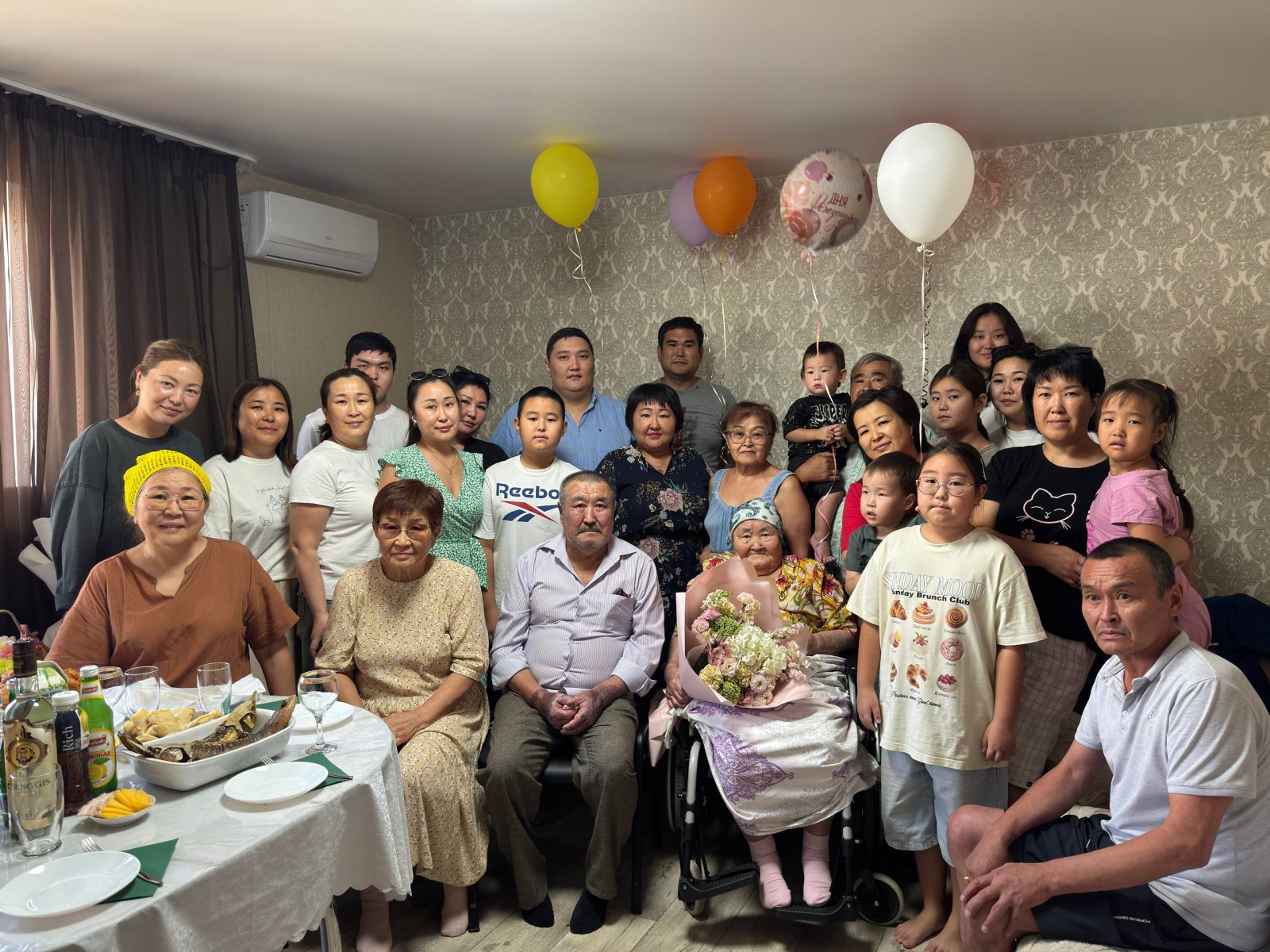 В Калмыкии администрация города Элисты поздравила с 95-летием труженицу тыла Инжир Хулхачиеву.