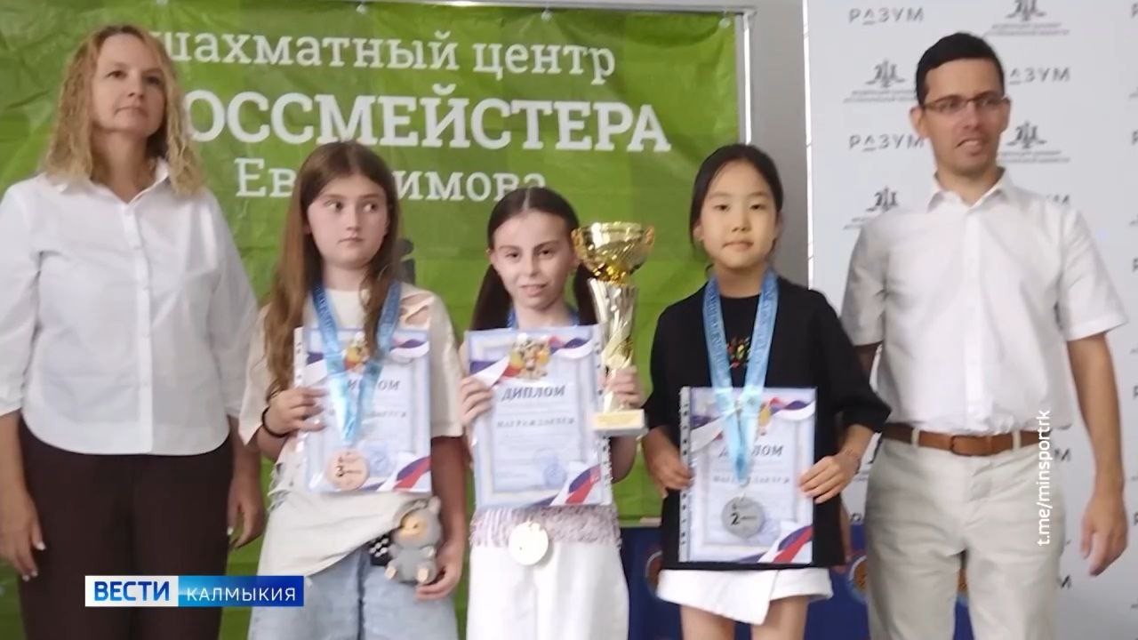 Юные шахматисты Калмыкии завоевали три серебряных кубка на XIX шахматном фестивале «Надежда Астрахани» — этапе Кубка России по шахматам.