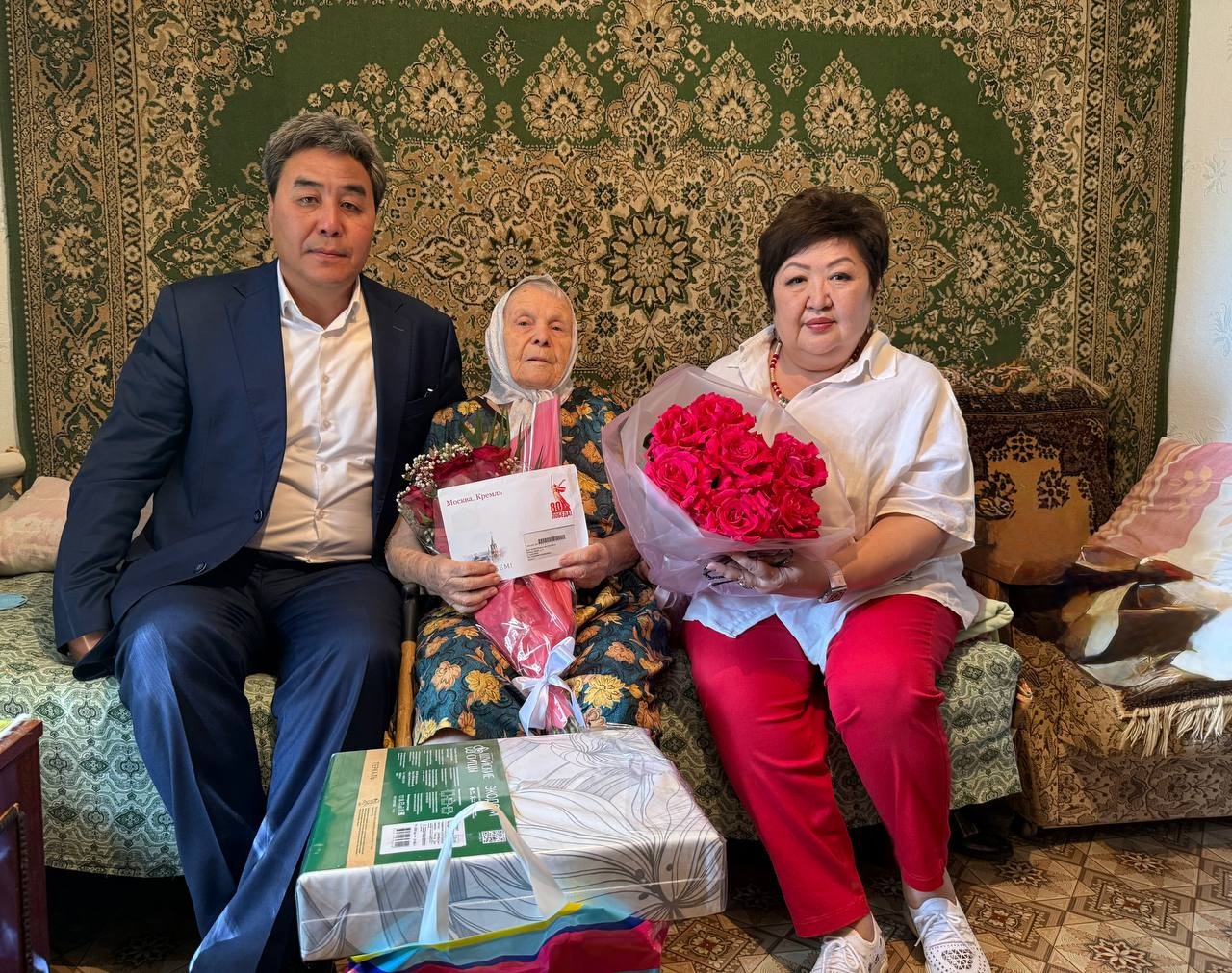 В Калмыкии, в Сарпинском районе, с 95-летием поздравили труженицу тыла, ветерана труда Раису Харченко.