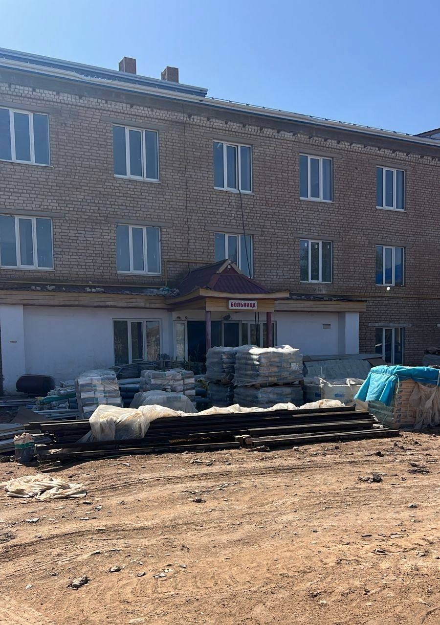 Прокуратура Юстинского района проверила ход капитального ремонта водозабора и больницы