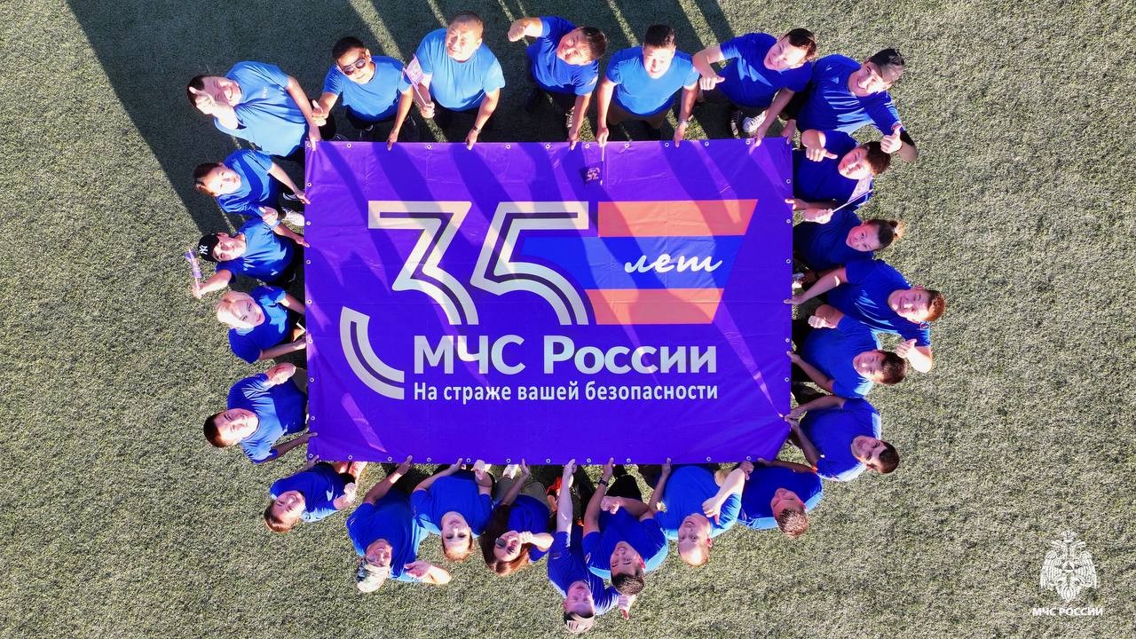В Элисте прошёл символический забег, посвящённый 35-летию МЧС России.