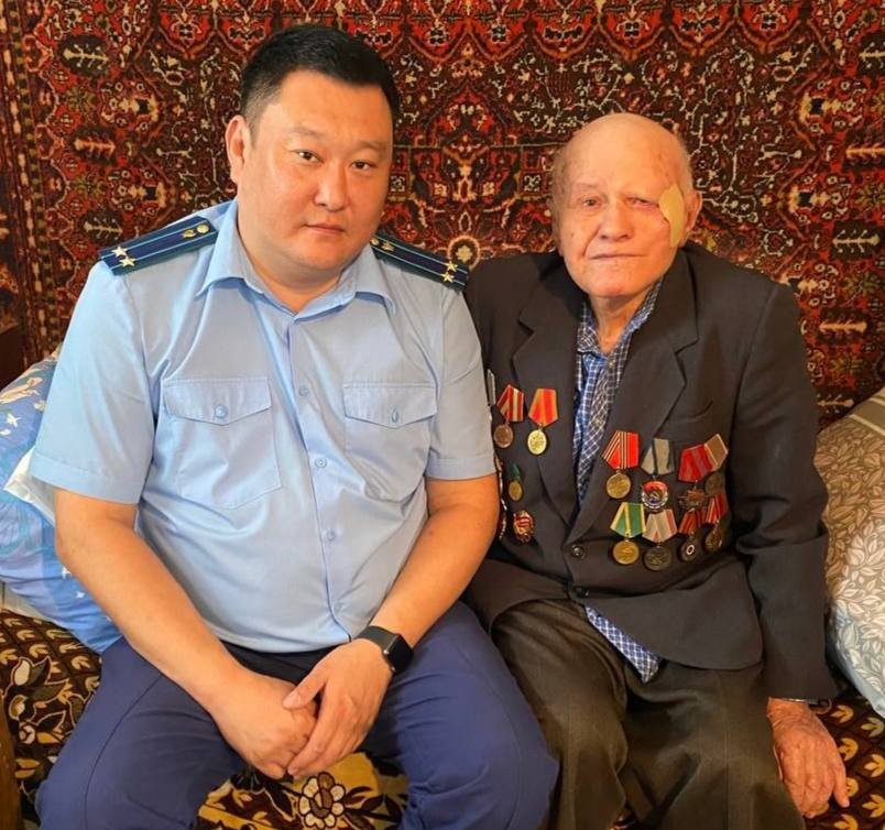 В Городовиковском районе Калмыкии со столетним юбилеем поздравили ветерана труда Петра Лазарева.