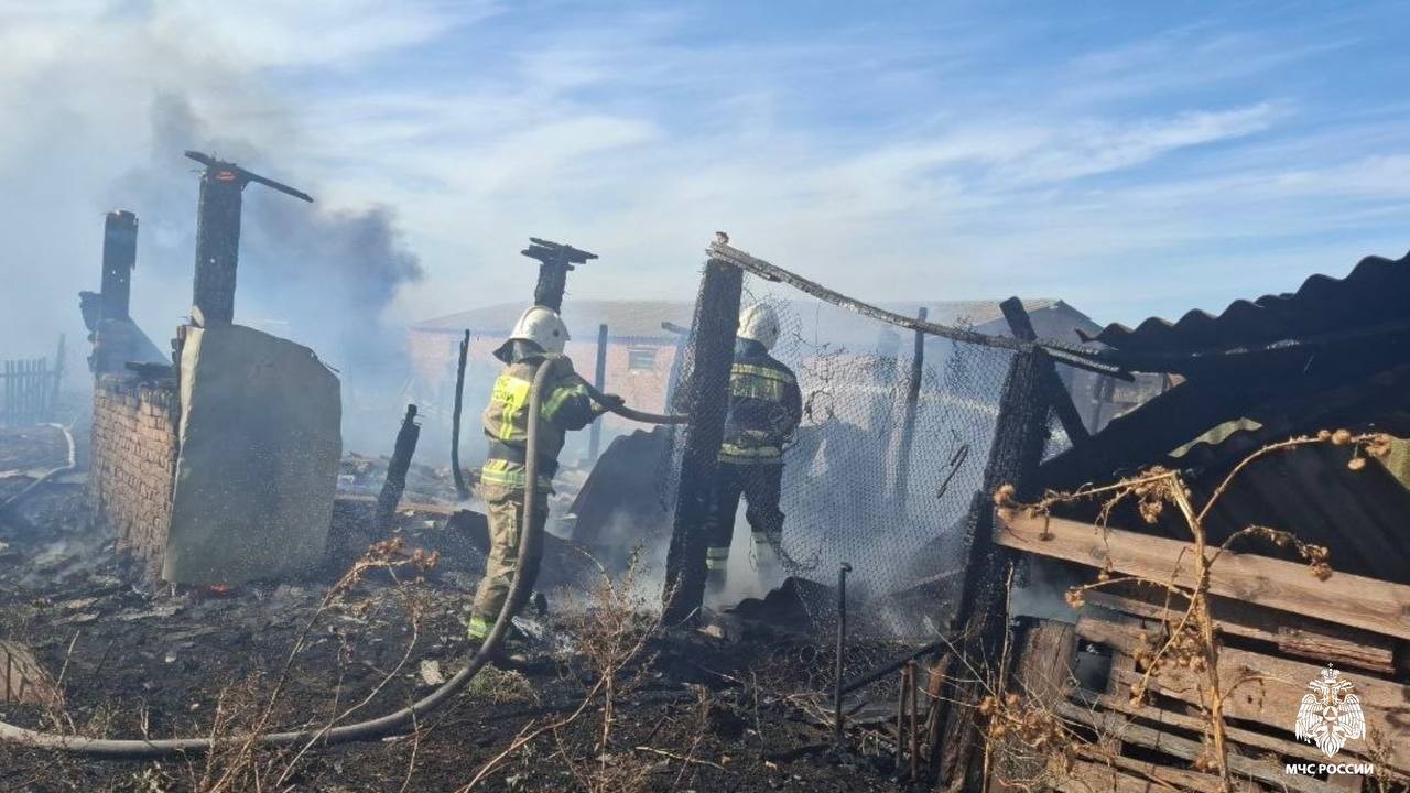 Пожарные ликвидировали возгорание хозяйственной постройки в Городовиковске