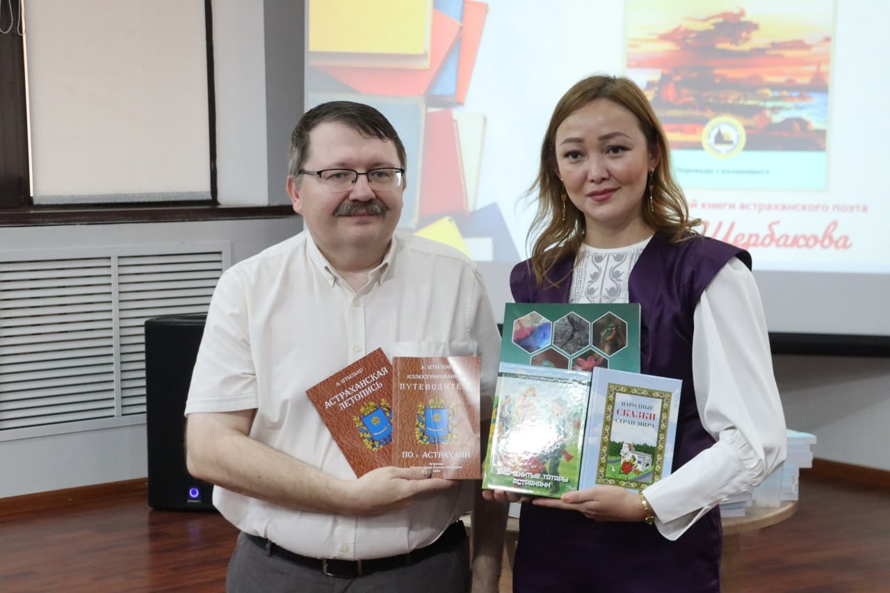 В Национальной библиотеке им. А.М. Амур-Санана представили книгу переводов «Степная песня».