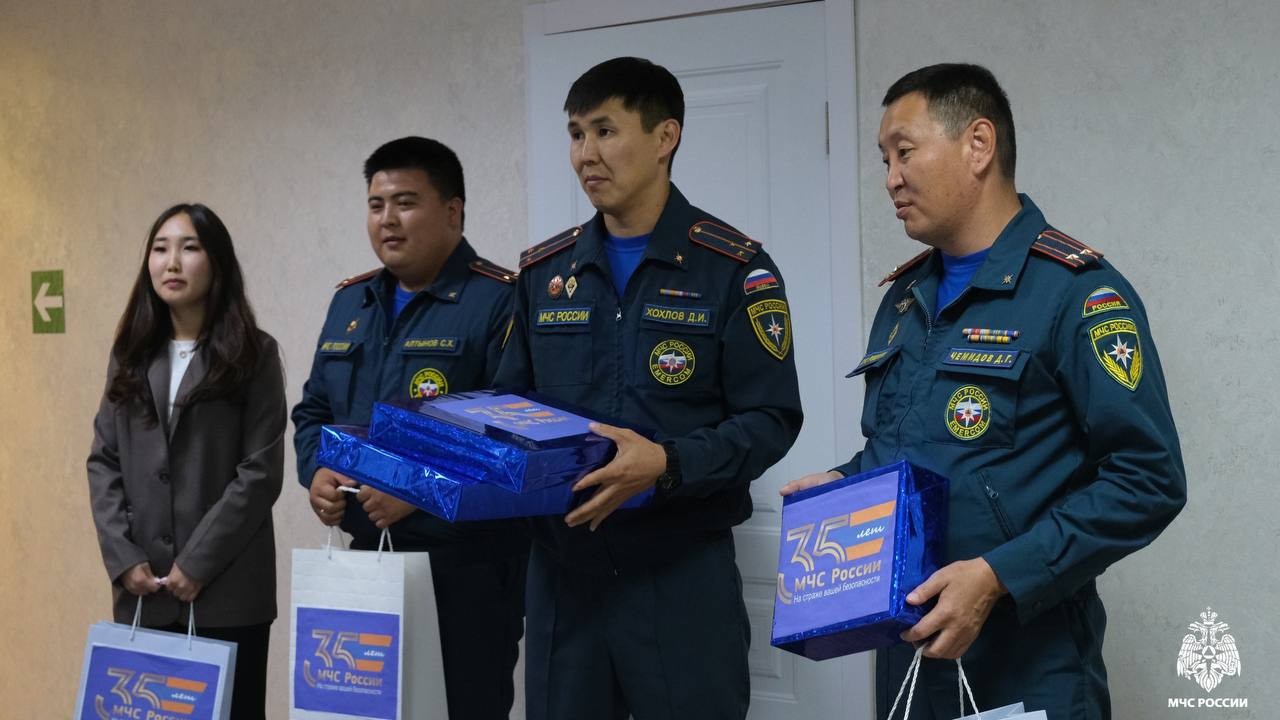 Спасатели Калмыкии подарили детям из социального приюта праздник в рамках акции «35 добрых дел»