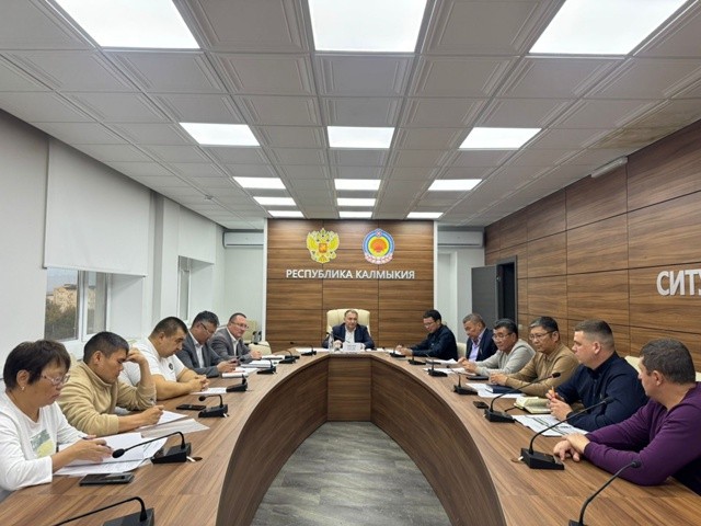 В 10-м микрорайоне Элисты завершается строительство мноквартирного дома.