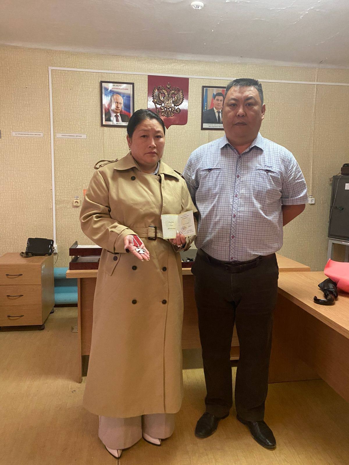 Сестре погибшего участника СВО из Кетченеровского района передали государственную награду.