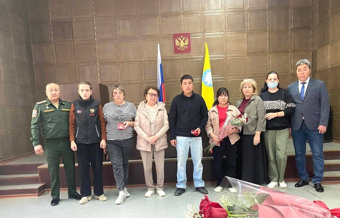 В Сарпинском районе трём семьям погибших героев передали государственные награды.