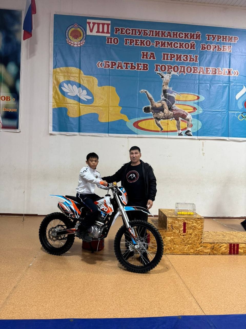 Борец из Лагани подарил своему тренеру выигранный мотоцикл.