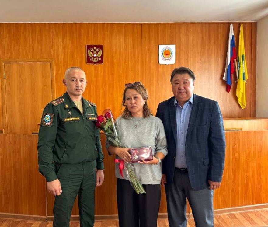 В Яшкульском районе семье погибшего героя передали передали государственную награду.