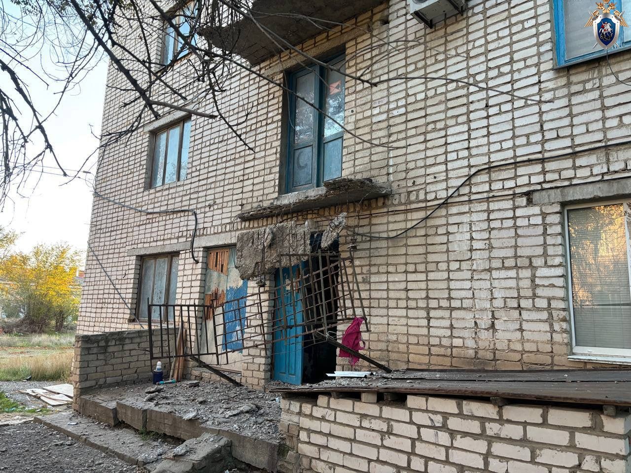 Следственными органами СК России по Республике Калмыкия возбуждено уголовное дело по факту обрушения балконной плиты в одном из многоквартирных домов города Элисты по признакам преступления, предусмотренного ч. 1 ст. 238 УК РФ (оказание услуг, не отвечающ