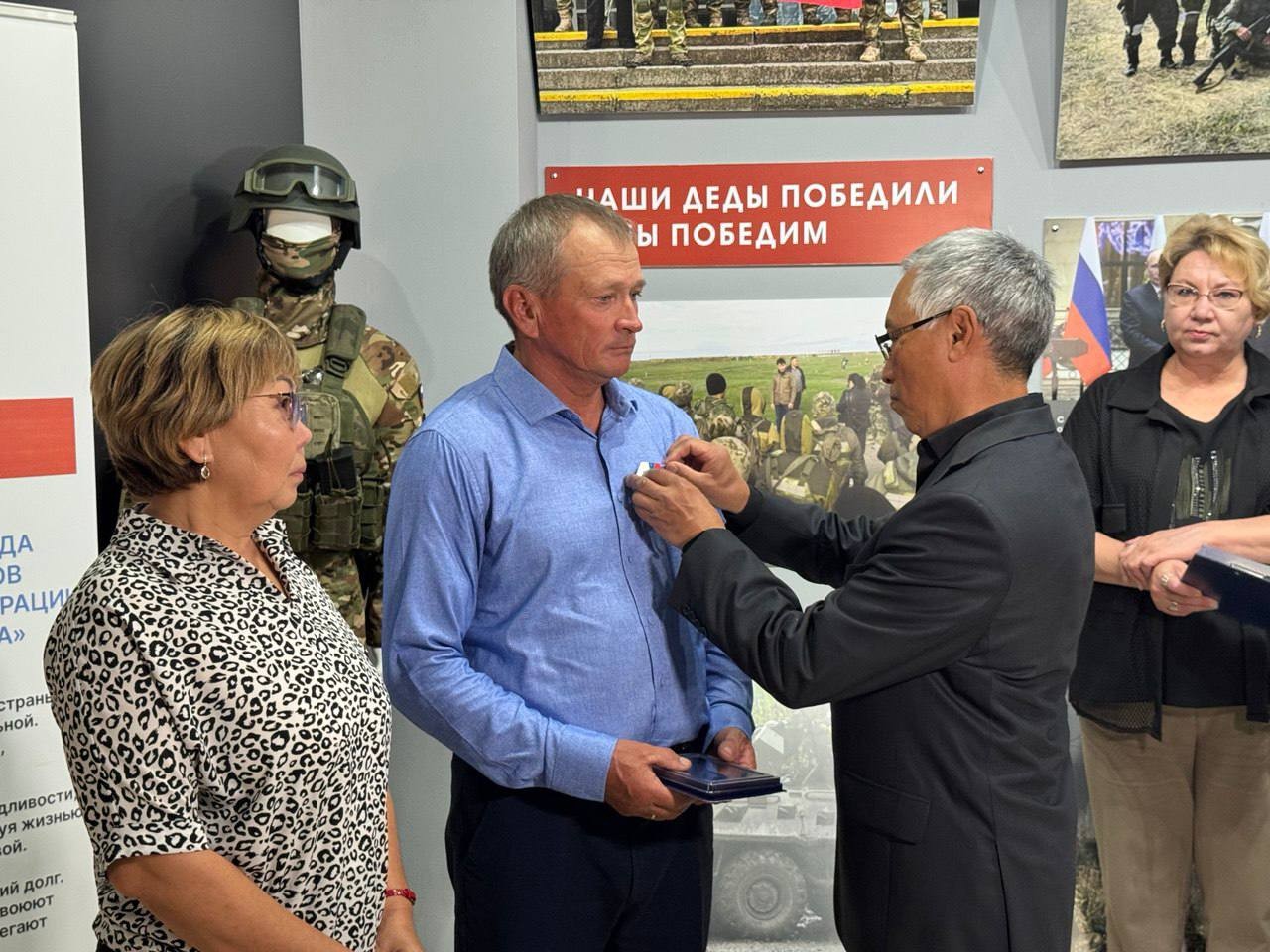 Отцу погибшего солдата Сергею Эренджинову вручили медаль "Отец солдата".