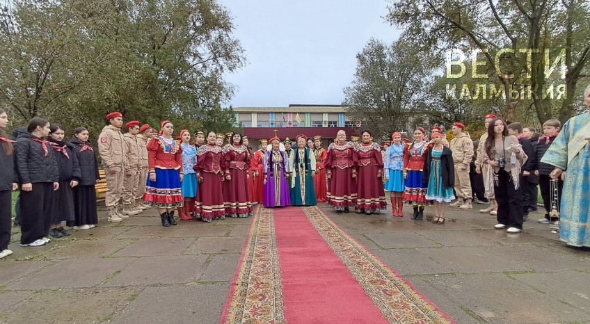 В эти минуты на территории Дома культуры села Приютное проходят торжественные мероприятия.
