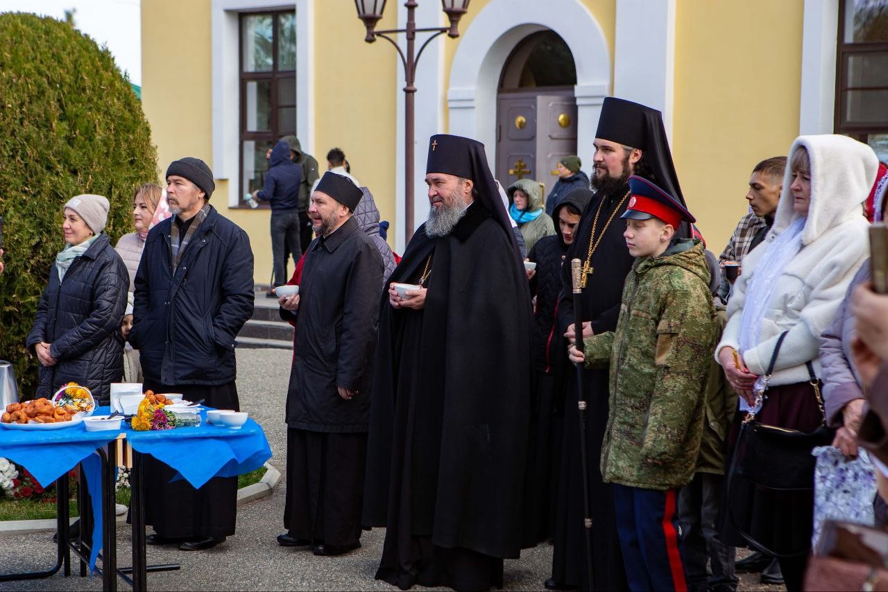 На площади Казанского кафедрального собора в Элисте состоялся праздничный концерт «Под покровом Богородицы».