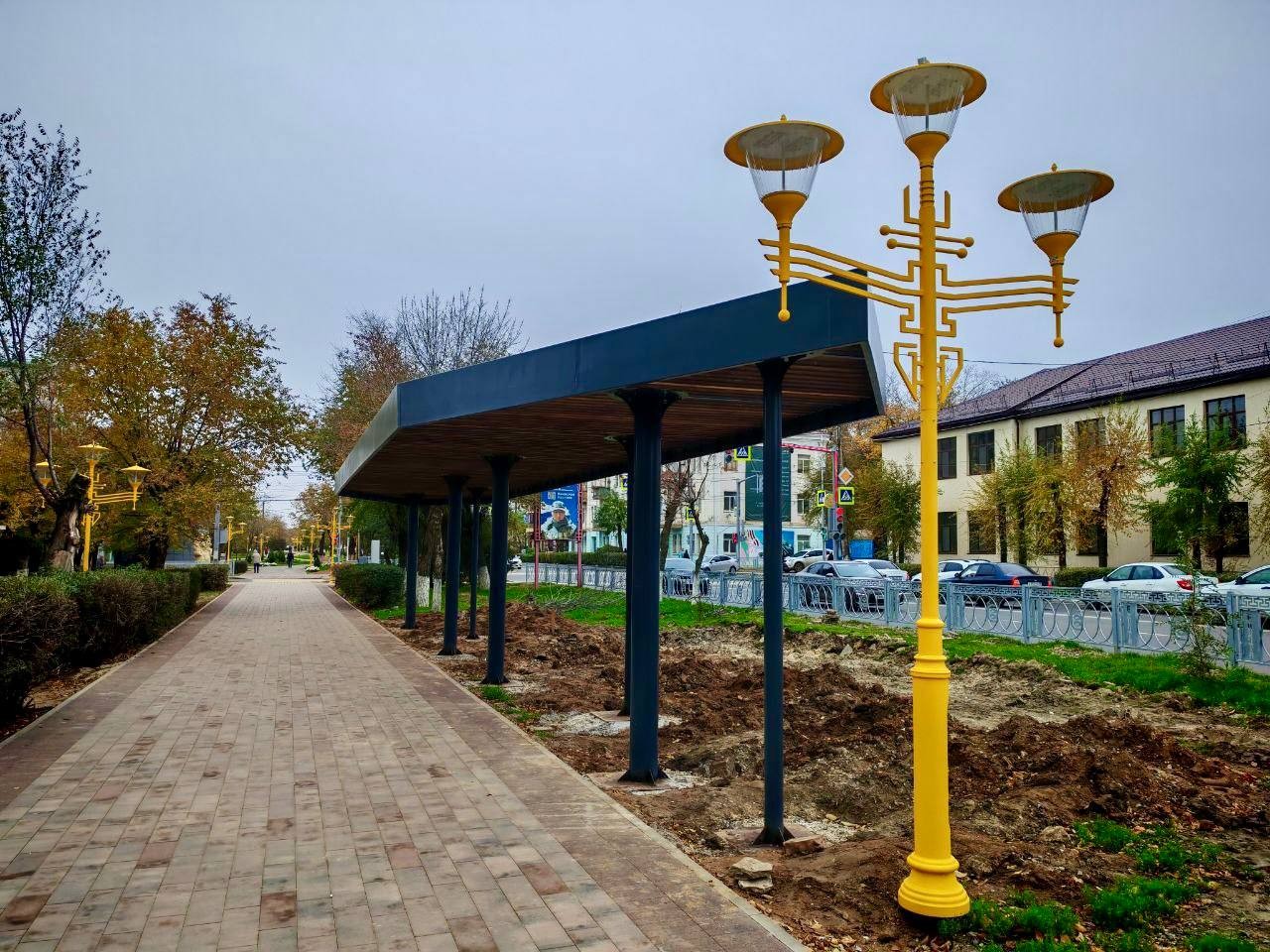 В парке по улице Ленина начался монтаж новой детской площадки и малых архитектурных форм.