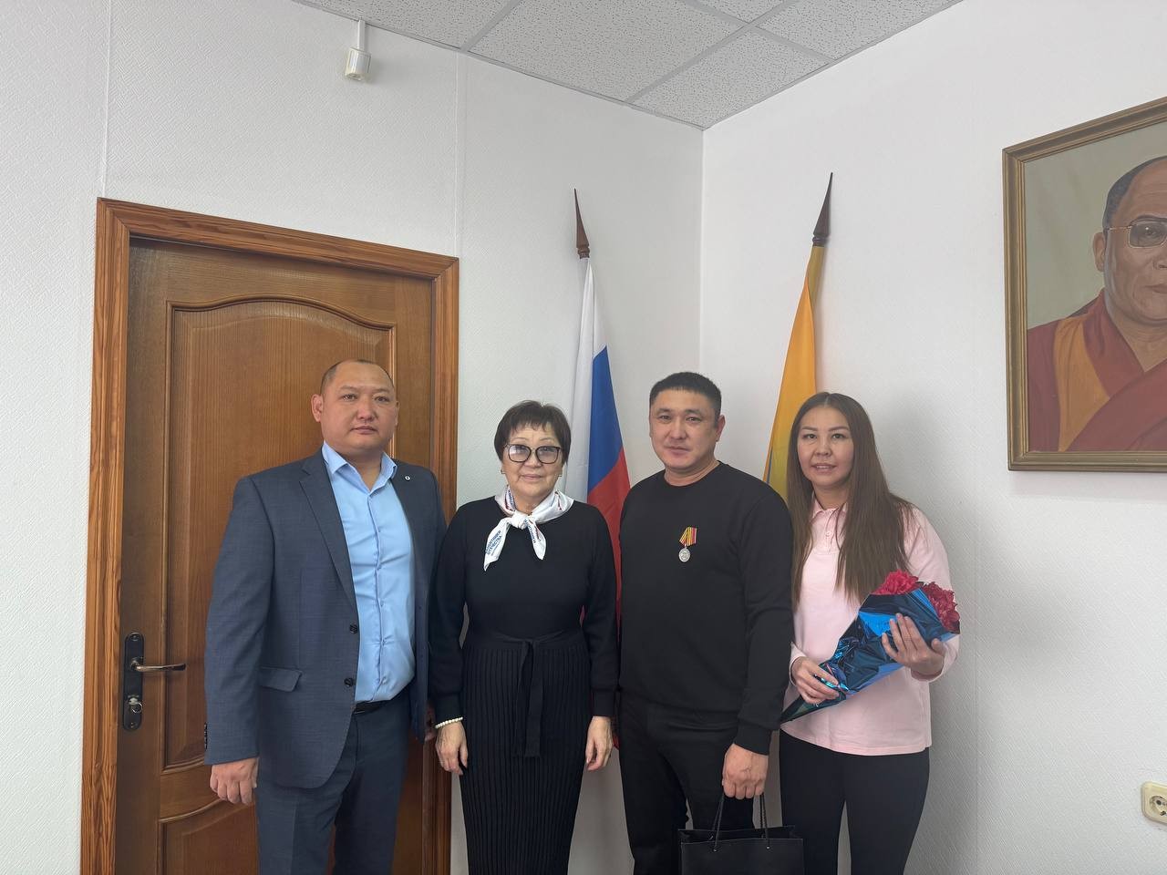 В Калмыкии ветерану боевых действий Мергену Мучкаеву вручили медаль «За храбрость» II степени.