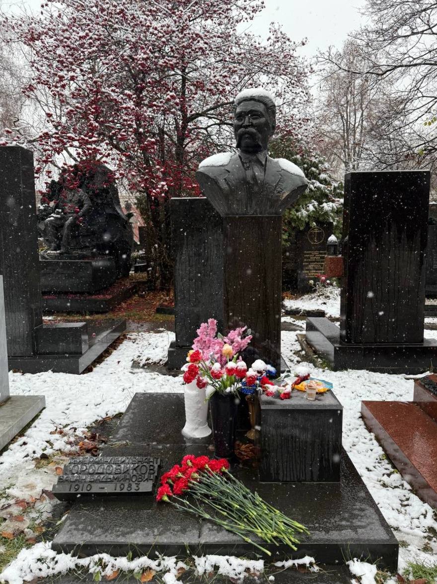 Представители Калмыкии возложили цветы к могиле Басана Городовикова на Новодевичьем кладбище в Москве.