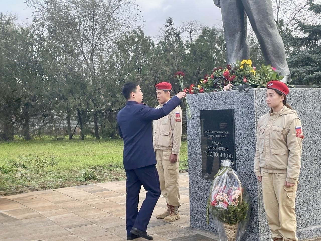 В Городовиковске следователь почтил память Героя Советского Союза Басана Городовикова.