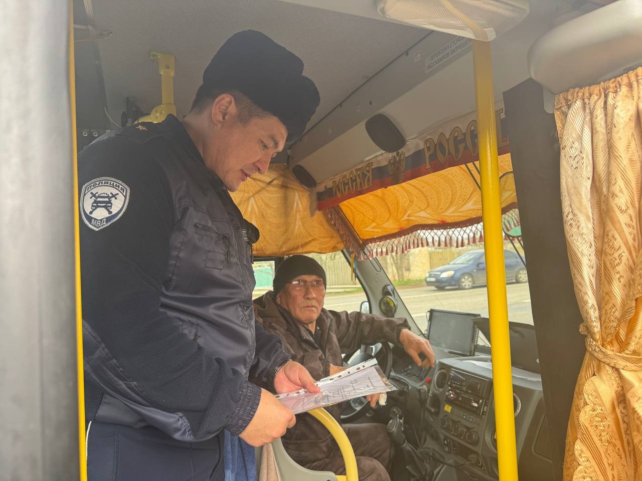 В Приютненском районе Калмыкии сотрудники Госавтоинспекции проверили техническое состояние школьных автобусов, осуществляющих перевозку детей.