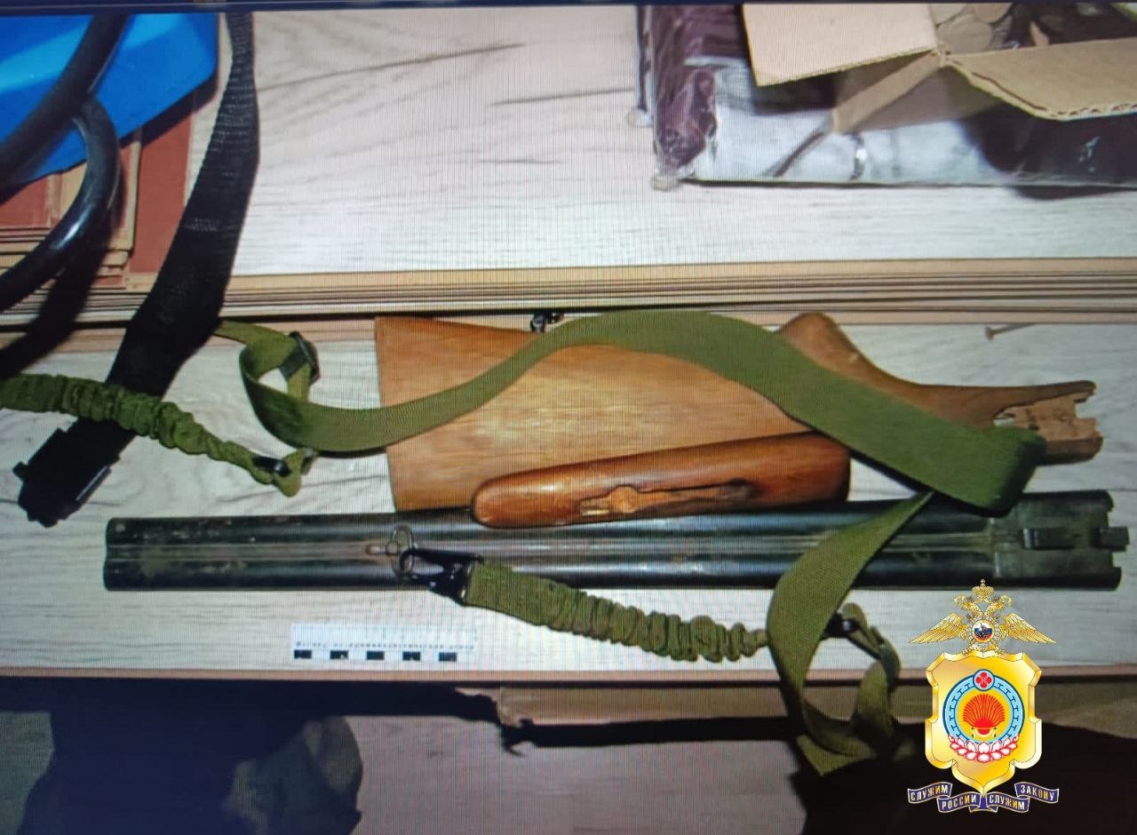 В Черноземельском районе пресечена незаконная деятельность, связанная с оборотом оружия и взрывчатых веществ.