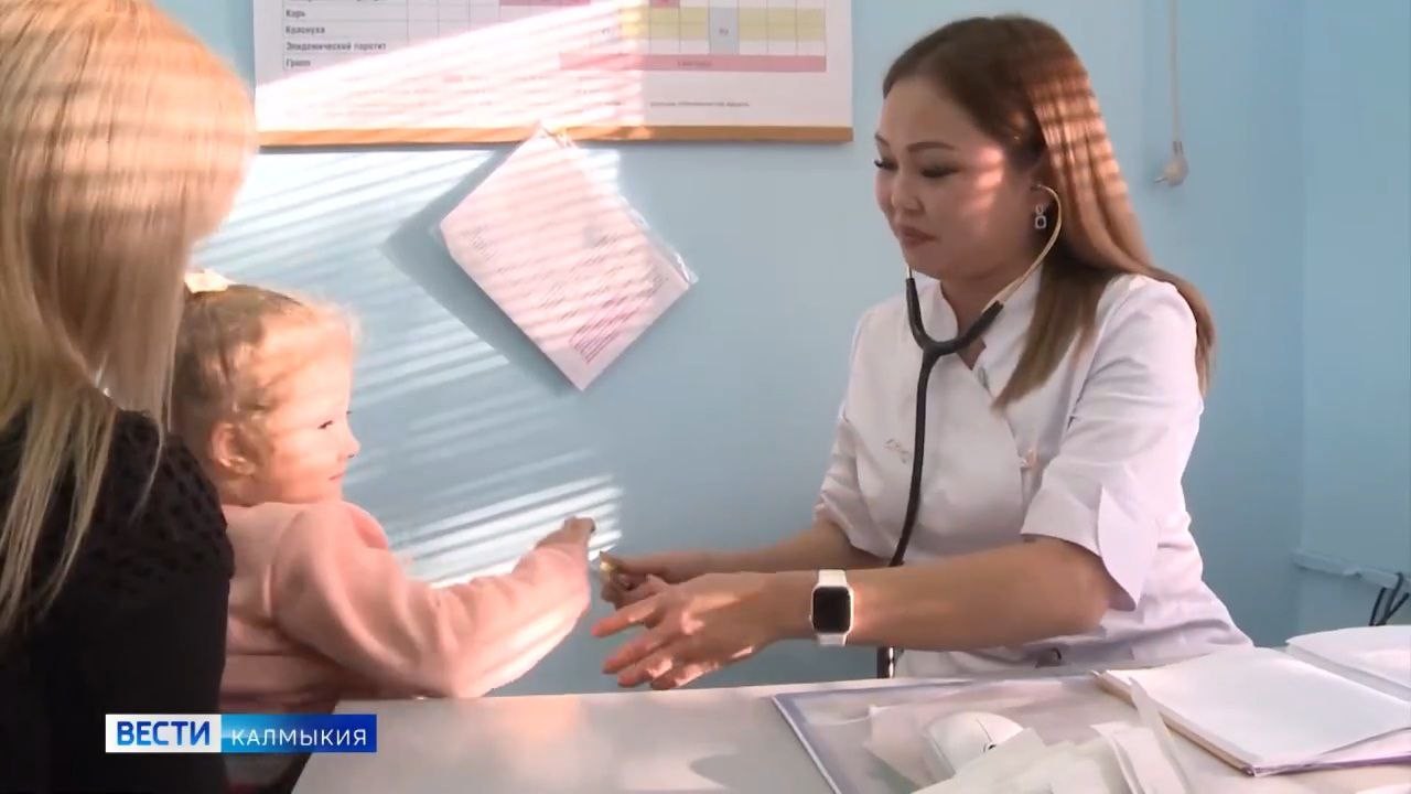 Сегодня врачи-педиатры принимают поздравления с профессиональным праздником.