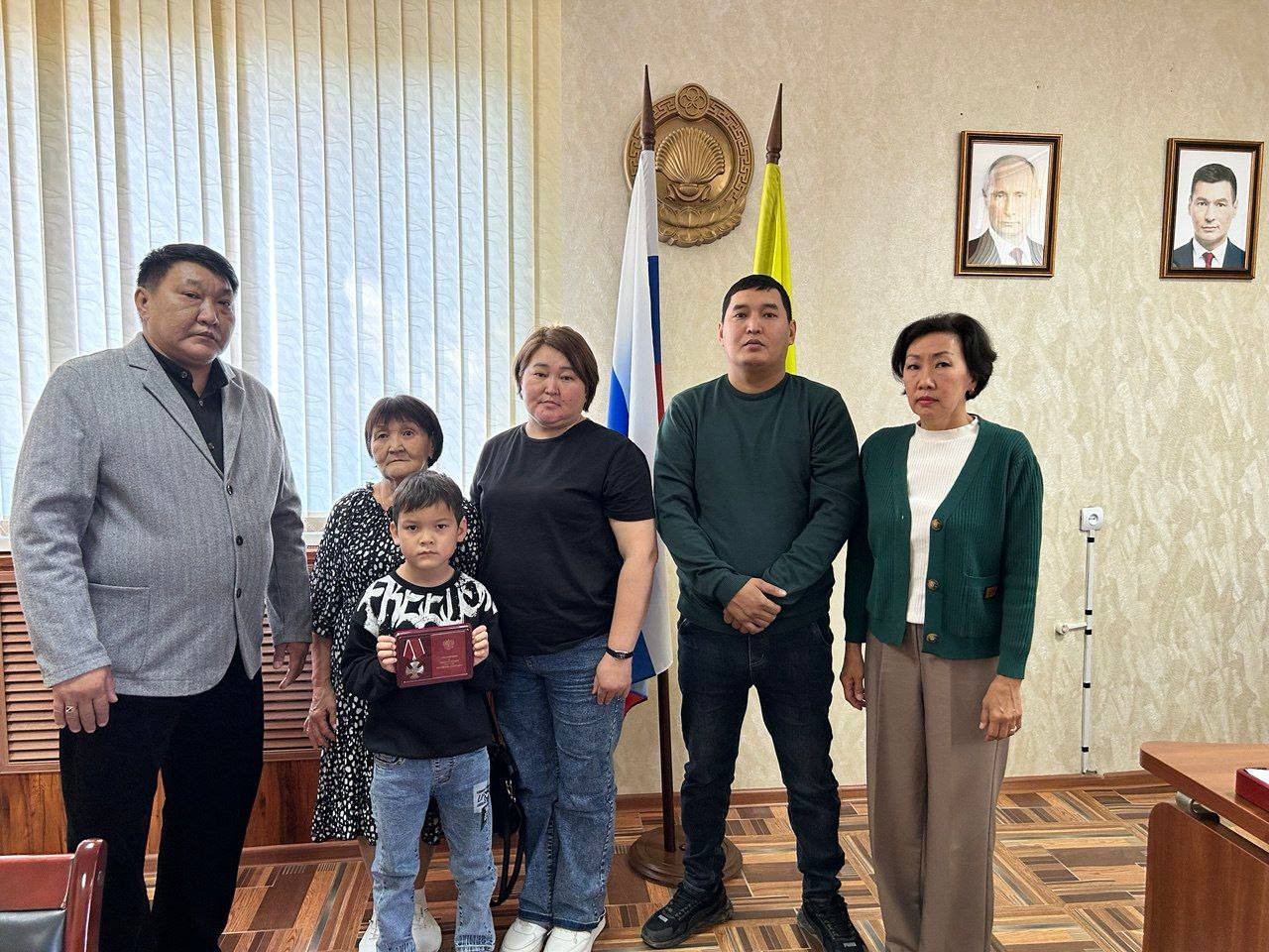 В Юстинском районе состоялась церемония передачи государственной награды семье погибшего героя Айбулата Дужанова.