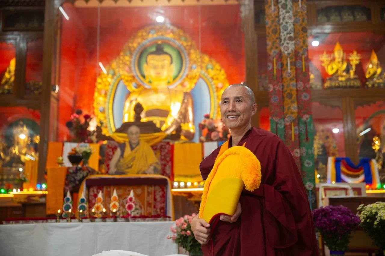 Тензин Норзанг (Санал Мукубенов) получил высшую академическую степень в буддийской философии — геше-лхарамба.