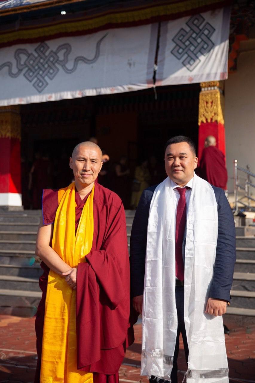 Монах из Калмыкии Санал Мукубенов получил высшую академическую степень геше-лхарамбы, успешно завершив заключительные диспуты в монастыре Дрепунг Гоманг в Индии.