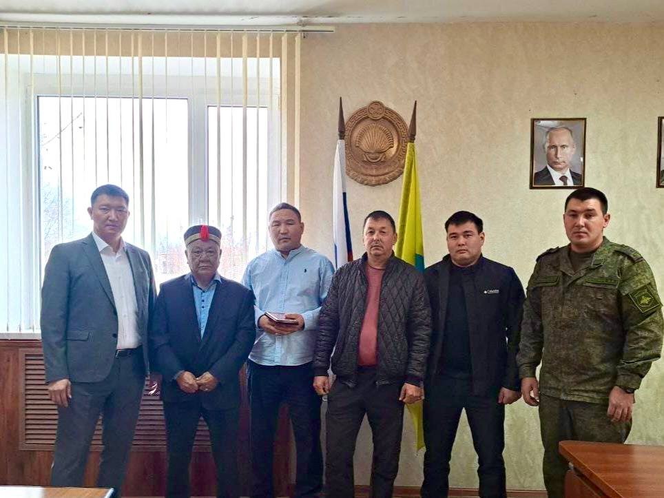 В Юстинском районе состоялась церемония передачи Ордена Мужества семье погибшего героя Валерия Дулаева.