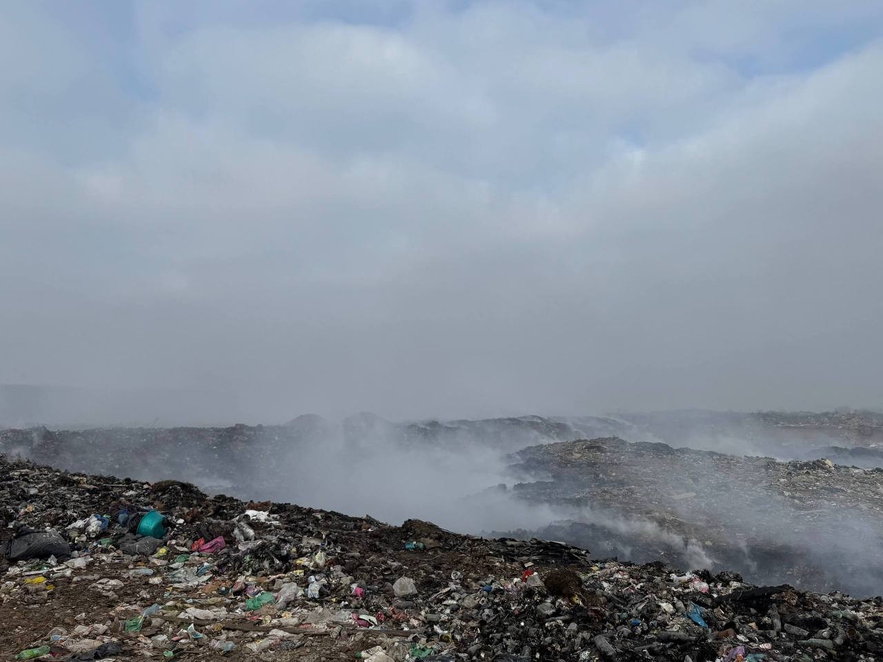 ❗️В Элисте произошло возгорание вблизи полигона твёрдых коммунальных отходов, которое привело к образованию смога над городом.