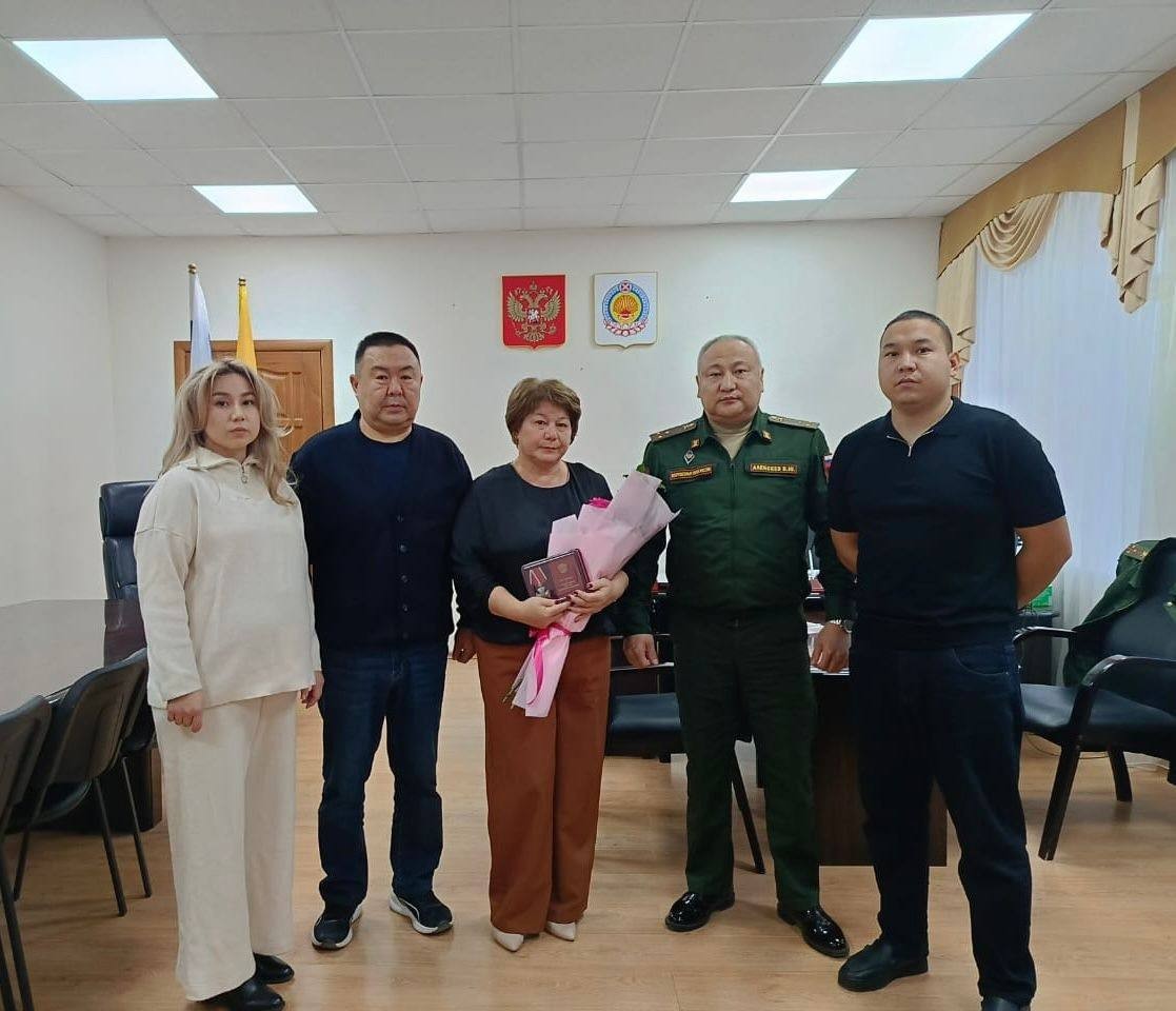 В Малодербетовском районе семье героя СВО вручили Орден Мужества.