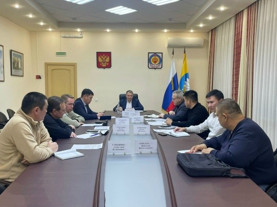 Подготовку к сдаче объектов в Калмыкии обсудили руководители подрядных организаций и органов власти.