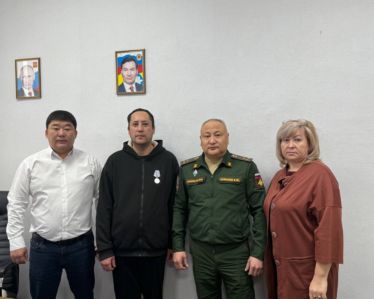 В Сарпинском районе состоялась церемония вручения государственной награды.