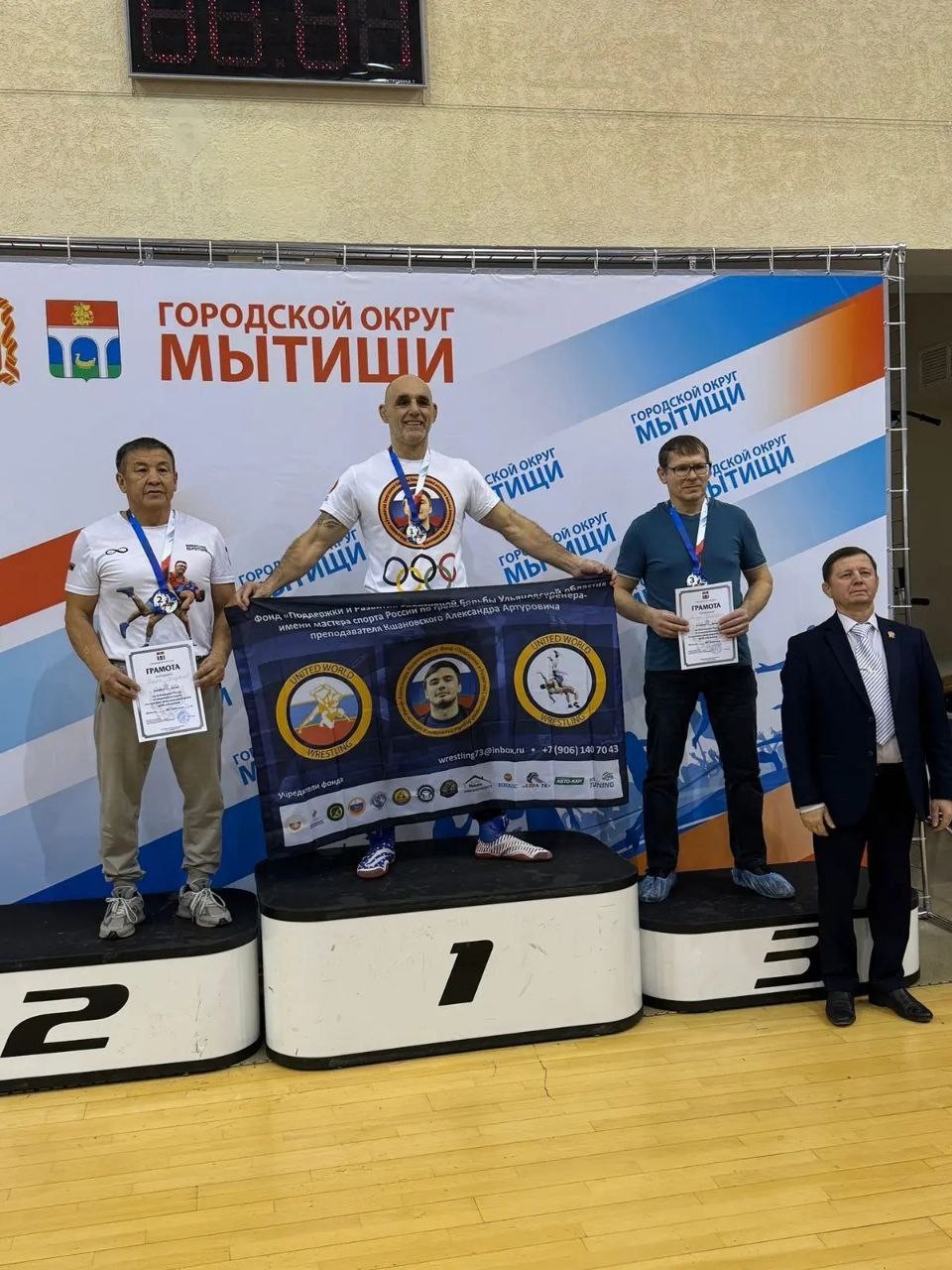 Калмыцкий спортсмен Баатр Эрендженов завоевал серебряную медаль на Чемпионате России по греко-римской борьбе среди мастеров ковра в Мытищах.