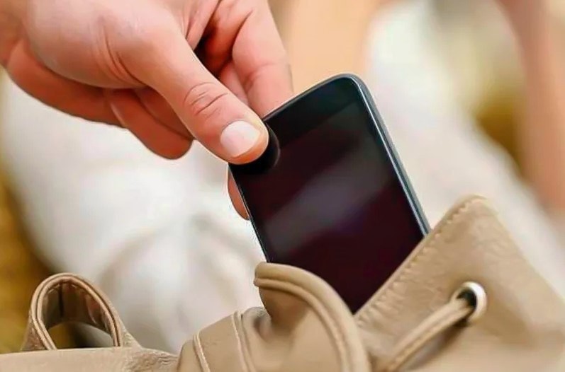 В Элисте задержана женщина, укравшая телефон и оплатившая покупку через привязанный стикер.