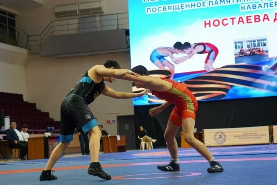 В Элисте состоялось первенство Калмыкии по вольной борьбе в память о погибшем участнике СВО.