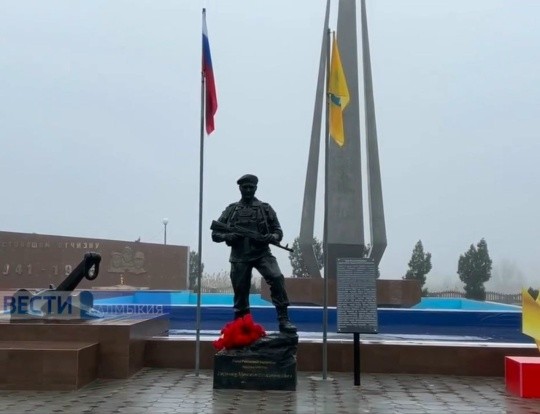 В эти минуты в Калмыкии проходят памятные мероприятия, приуроченные ко дню рождения Героя России Мингияна Лиджиева.