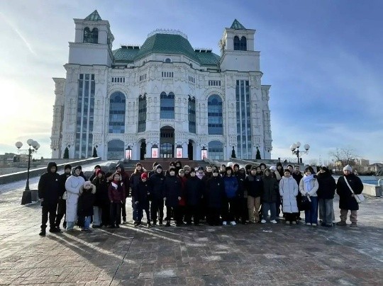 Столичные школьники отправились на экскурсию в Астрахань.
