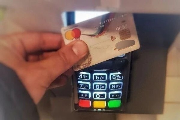 В Городовиковске задержана местная жительница по подозрению в краже денег с чужой банковской карты.