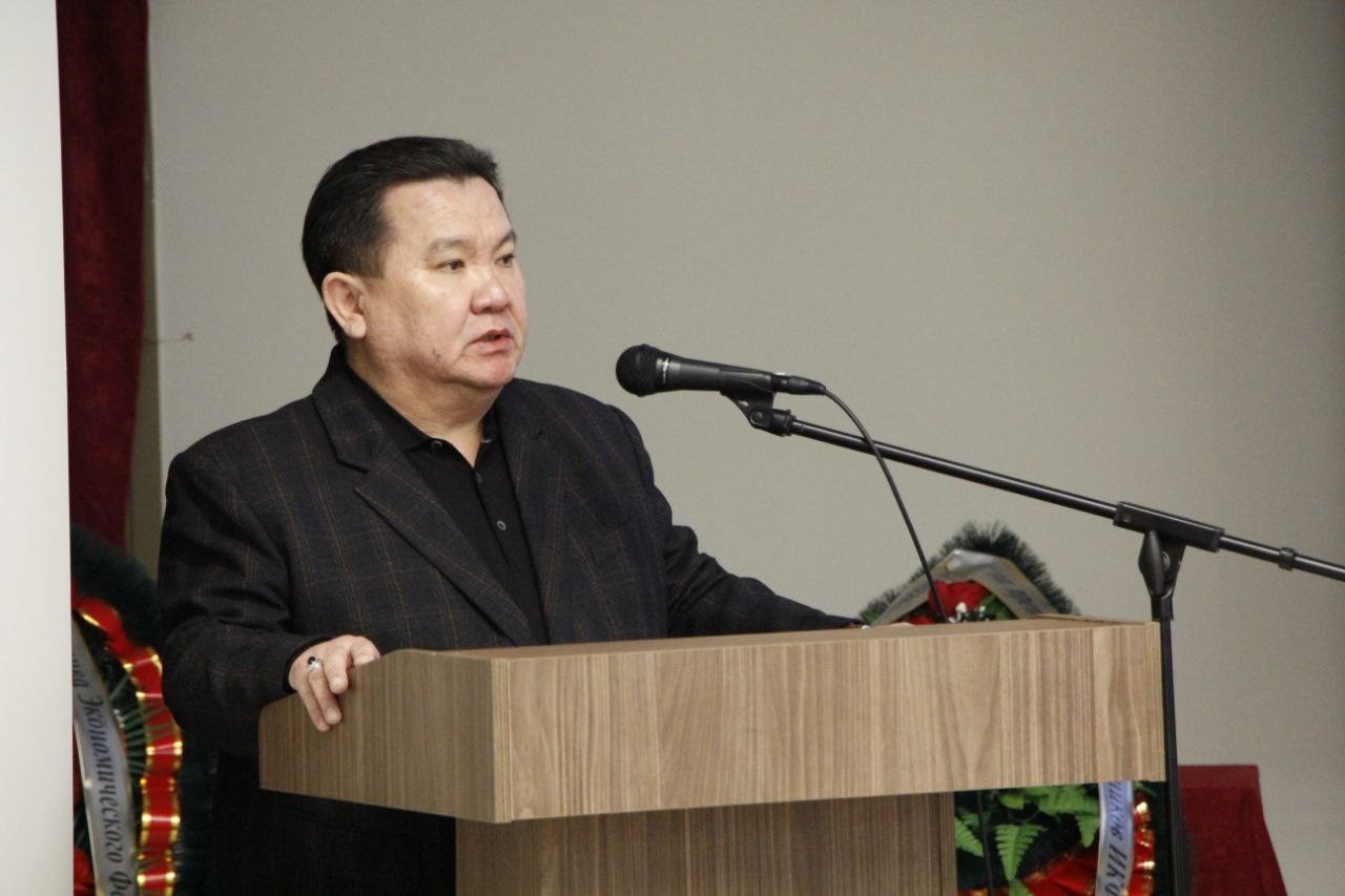 Сегодня в Калмыцком университете прошла церемония прощания с профессором, доктором экономических наук, заслуженным деятелем науки и почётным гражданином республики Саналом Бадмаевым.